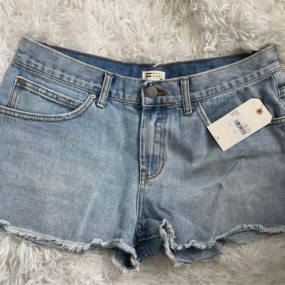 NWT Size 29 women's Billabong jean shorts - Picture 1 of 4